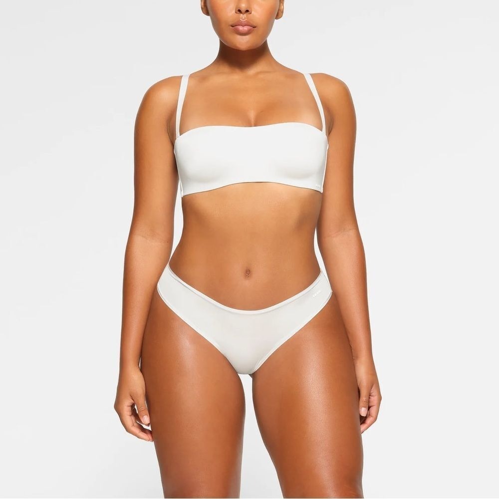 Skims body wireless strapless bra in color marble size 38DDDD